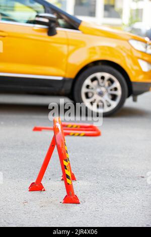 Bild einer roten Parkplatzbarriere Stockfoto
