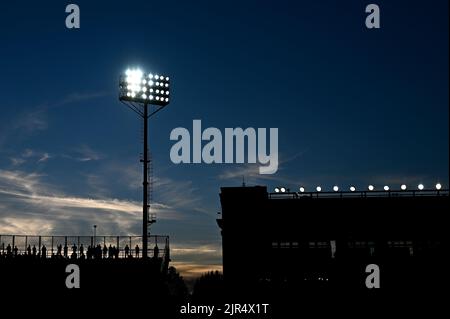 Bergamo, Italien. 21. August 2022. Die Stände des Gebiss-Stadions sind bei Sonnenuntergang vor dem Fußballspiel der Serie A zwischen Atalanta BC und dem AC Mailand zu sehen. Kredit: Nicolò Campo/Alamy Live Nachrichten Stockfoto