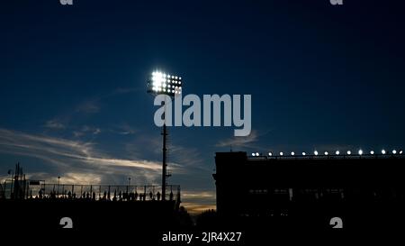 Bergamo, Italien. 21. August 2022. Die Stände des Gebiss-Stadions sind bei Sonnenuntergang vor dem Fußballspiel der Serie A zwischen Atalanta BC und dem AC Mailand zu sehen. Kredit: Nicolò Campo/Alamy Live Nachrichten Stockfoto