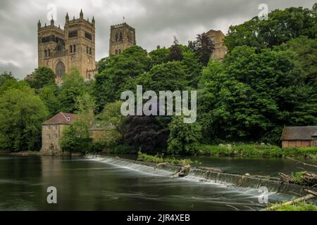 Kathedrale von Durham und Wehr am Sommertag. Langer Ausschuss Stockfoto