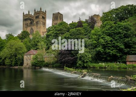 Durham Cathedral und Wehr am Sommertag mit langer Belichtung aufgenommen Stockfoto