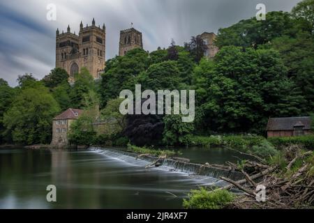 Durham Cathedral und Wehr am Sommertag mit langer Belichtung und Wolkenbewegung aufgenommen Stockfoto