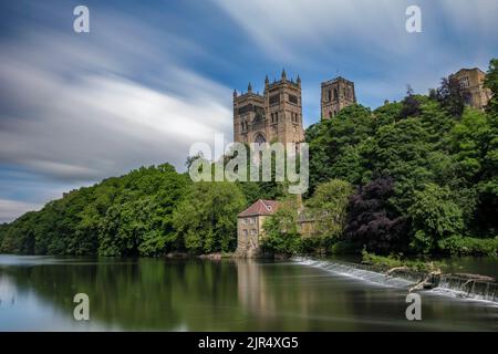 Durham Cathedral und Wehr am Sommertag mit langer Belichtung und Wolkenbewegung aufgenommen Stockfoto