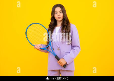 Teenager Tennisspielerin Mädchen halten Tennisschläger über isolierten gelben Hintergrund. Sport für Kinder. Ausbildung für kleines Kind. Kind lernt Tennis zu spielen. Stockfoto