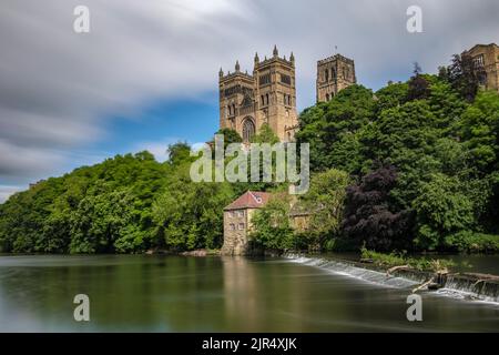 Durham Cathedral und Wehr am Sommertag mit langer Belichtung und Wolkenbewegung aufgenommen Stockfoto