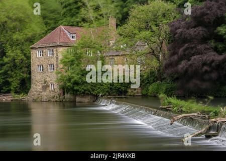 Langzeitaufnahme einer alten Walzmühle unter der Kathedrale von Durham Stockfoto