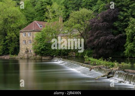 Fulling Mill am Fuße der Kathedrale von Durham mit River Wear Stockfoto