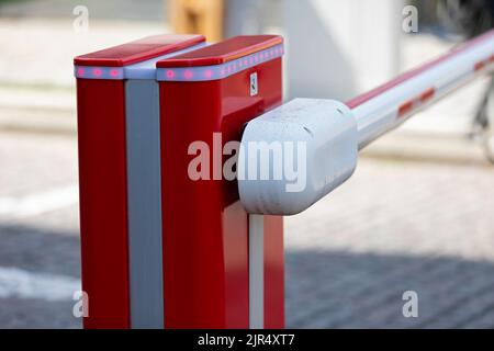 Bild einer roten Parkplatzbarriere Stockfoto