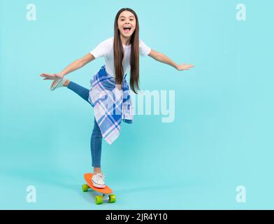 Jugendliche Jugend Casual Kultur. Teen Mädchen mit Skateboard über isoliert Studio Hintergrund. Teenager in modischer Kleidung. Glücklicher Teenager Stockfoto