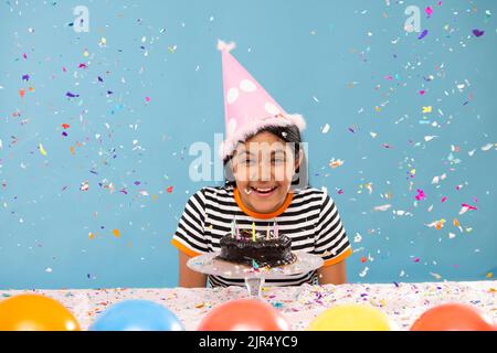 Porträt eines kleinen Mädchens, das ihren Geburtstag feiert Stockfoto