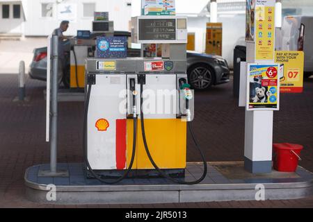 Lesen. 21. August 2022. Das Foto vom 21. August 2022 zeigt eine Tankstelle in Reading, Großbritannien. Der britische Verbraucherpreisindex (CPI) stieg in den 12 Monaten bis Juli um 10,1 Prozent, der höchste Wert seit 40 Jahren, wie offizielle Statistiken am 17. August zeigten. Quelle: Tim Ireland/Xinhua/Alamy Live News Stockfoto