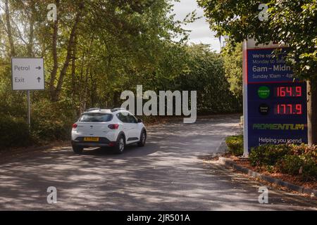 Reading, Großbritannien. 21. August 2022. Die Kraftstoffpreise werden an einer Tankstelle in Reading, Großbritannien, am 21. August 2022 angezeigt. Der britische Verbraucherpreisindex (CPI) stieg in den 12 Monaten bis Juli um 10,1 Prozent, der höchste Wert seit 40 Jahren, wie offizielle Statistiken am 17. August zeigten. Quelle: Tim Ireland/Xinhua/Alamy Live News Stockfoto