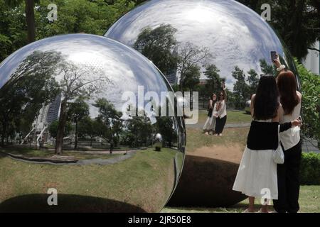 Singapur. 22. August 2022. Touristen fotografieren sich selbst am 22. August 2022 gegen eine Kunstinstallation entlang des Singapore River in Singapur. Quelle: Then Chih Wey/Xinhua/Alamy Live News Stockfoto