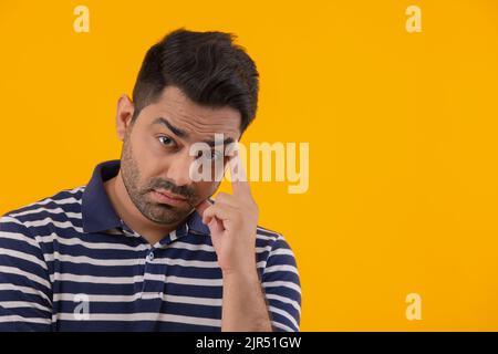 Porträt eines besorgten Mannes mit der Hand auf der Wange Stockfoto