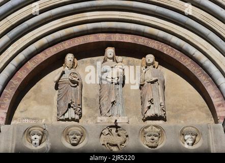 Statuen an der Fassade des mittelalterlichen Crema Dome, in der Provinz Cremona, Lombardei, Italien Stockfoto