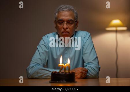 Älterer Mann, der seinen 70.. Geburtstag feiert Stockfoto