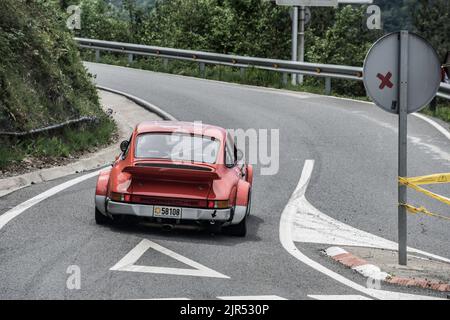 Ein roter klassischer Porsche 911 auf einer Rennstrecke in Barcelona, Spanien Stockfoto