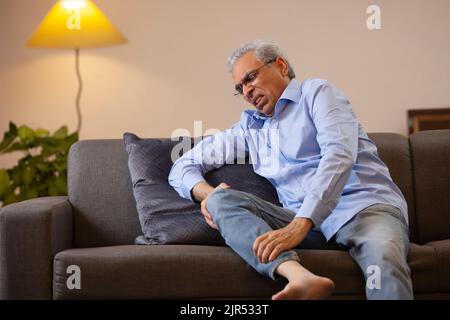 Porträt eines älteren Mannes mit Knieschmerzen Stockfoto