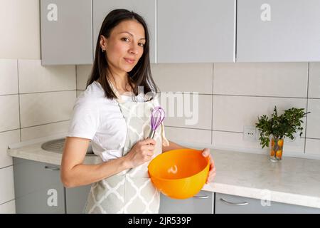 Hausgemachte Backwarenzubereitung. Happy Chef Whisking Cream. Stockfoto