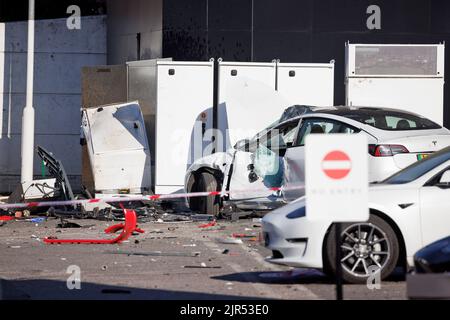 London, Großbritannien. 22. August 2022. Ein beschädigtes Tesla-Auto auf einem Tesla-Showroom-Vorplatz am Park Royal im Westen Londons, wo der A40 geschlossen und die Piccadilly-Linie ausgesetzt wird, nachdem eine Frau bei einer Kollision mit zwei Autos, einem Range Rover und einem Tesla, gestorben ist. Der Range Rover hatte die Straße verlassen und auf die Eisenbahnlinie gefahren. Bildnachweis: Ben Cawthra/Sipa USA **KEINE Verkäufe in Großbritannien** Bildnachweis: SIPA USA/Alamy Live News Stockfoto