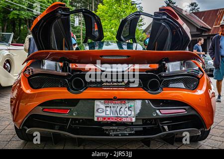 Highlands, NC - 10. Juni 2022: Rückansicht eines McLaren 720S Coupés aus dem Jahr 2018 auf einer lokalen Automobilausstellung. Stockfoto
