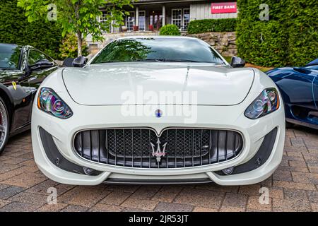 Highlands, NC - 10. Juni 2022: Tiefperspektivansicht eines Maserati Gran Turismo Coupés aus dem Jahr 2017 auf einer lokalen Autoshow. Stockfoto