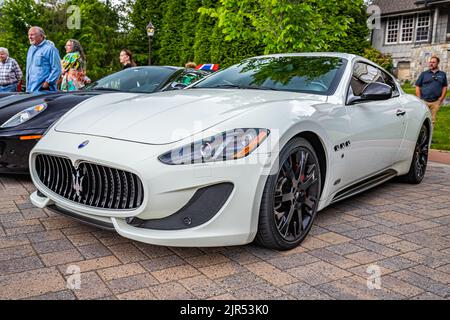 Highlands, NC - 10. Juni 2022: Tiefperspektivansicht eines Maserati Gran Turismo Coupés aus dem Jahr 2017 auf einer lokalen Autoshow. Stockfoto