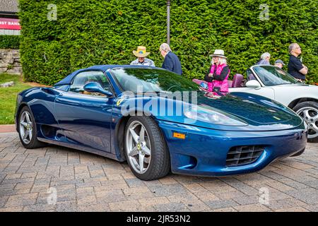 Highlands, NC - 10. Juni 2022: Vorderansicht eines Ferrari 360 Modena Spider F1 Cabriolets aus dem Jahr 2003 auf einer lokalen Autoshow. Stockfoto