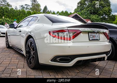 Highlands, NC - 10. Juni 2022: Tiefperspektivansicht eines Maserati Gran Turismo Coupés aus dem Jahr 2017 auf einer lokalen Autoshow. Stockfoto