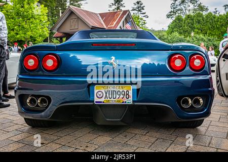 Highlands, NC - 10. Juni 2022: Rückansicht eines Ferrari 360 Modena Spider F1 Cabriolets aus dem Jahr 2003 auf einer lokalen Automobilausstellung. Stockfoto