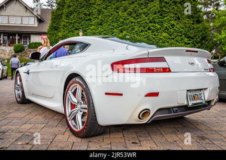 Highlands, NC - 10. Juni 2022: Low-perspektivische Eckansicht eines 2011 Aston Martin V8 Vantage N420 Hardtop Coupés auf einer lokalen Autoshow. Stockfoto