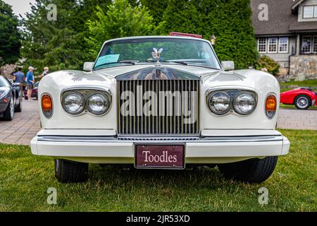 Highlands, NC - 10. Juni 2022: Frontansicht eines Rolls-Royce Corniche II Cabriolets aus dem Jahr 1989 auf einer lokalen Automobilmesse. Stockfoto