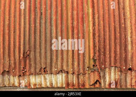 Die rostigen Wellblechwände einer alten Quonset-Hütte Stockfoto