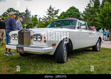 Highlands, NC - 10. Juni 2022: Vorderansicht eines Rolls-Royce Corniche II Cabriolets aus dem Jahr 1989 mit niedriger Perspektive auf einer lokalen Automobilausstellung. Stockfoto