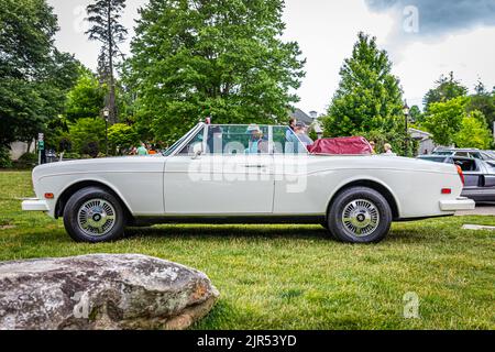 Highlands, NC - 10. Juni 2022: Low Perspective Seitenansicht eines Rolls-Royce Corniche II Cabriolets aus dem Jahr 1989 auf einer lokalen Automobilmesse. Stockfoto