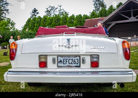 Highlands, NC - 10. Juni 2022: Rückansicht eines Rolls-Royce Corniche II Cabriolets aus dem Jahr 1989 auf einer lokalen Automobilmesse. Stockfoto