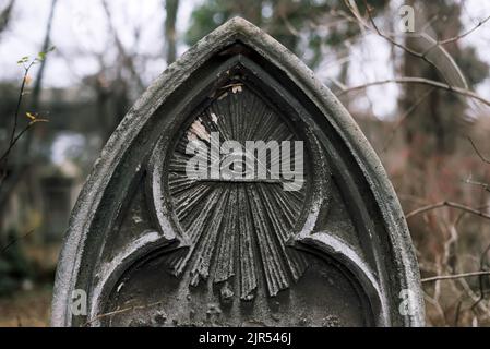 Das allsehende Auge Gottes auf dem Grabstein auf dem Alten Friedhof Stockfoto