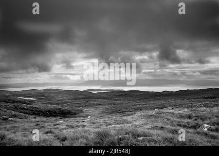 Die schwarz-weiße Landschaft von Applecross führt an der Westküste Schottlands vorbei Stockfoto