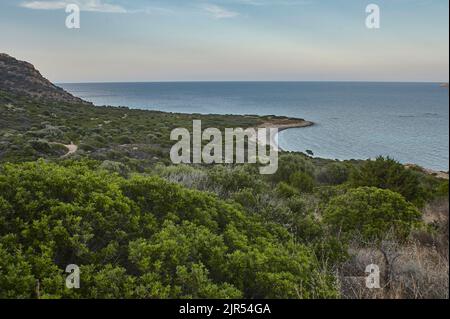 Ansicht von oben auf die Punta Molentis Strand im Süden von Sardinien: typisch mediterranen meditaerranean Bucht der Ort in einer grünen und Überwuchern eingetaucht Stockfoto