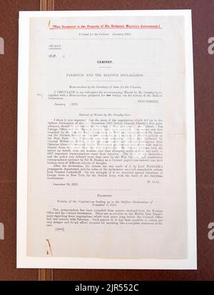 Ein Kabinettsmemorandum über Palästina und die Balfour-Erklärung vom 1923. Januar, das im General Register House, Edinburgh, ausgestellt wurde, als National Records of Scotland den Erwerb einer Sammlung von Papieren aus der Familie von Arthur Balfour, 1. Earl Balfour, bekannt gab. Der von 1902 bis 1905 als Premierminister des Vereinigten Königreichs diente. Bilddatum: Montag, 22. August 2022. Stockfoto