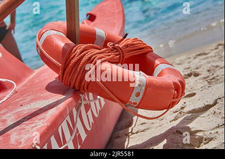 Noch immer leben einschließlich einer Rettungsweste mit einem Seil gebunden um es als Sicherheit für den Fall des Ertrinkens verwendet. Stockfoto