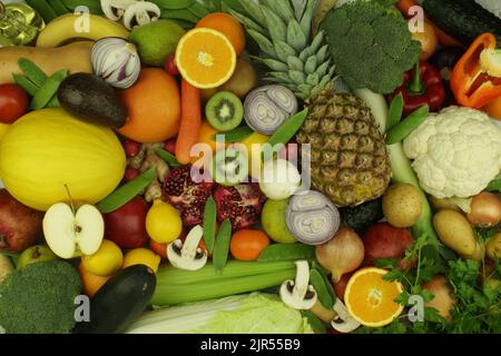 Tropisches und europäisches Gemüse und Obst. Sortiert. Blick von oben. Viele frische und reife exotische Früchte, Layout auf dem Tisch. Platz zum Kopieren Stockfoto