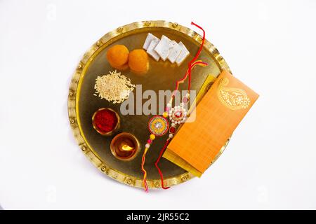 Rakhi wurde anlässlich von Rakshabandhan in einem dekorativen Thali gehalten Stockfoto