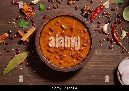 RAJMA-APRIM WIRD IN EINER SCHÜSSEL SERVIERT, DIE MIT VORSPEISEN AUF DEM TISCH GEHALTEN WIRD Stockfoto