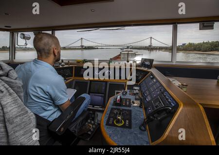 2022-08-22 09:18:22 EMMERICH - Behälter an Bord eines Binnenschiffes auf dem Rhein in der Nähe von Emmerich, Deutschland. Aufgrund des niedrigen Wasserspiegels im Rhein können Binnenschiffe weniger Fracht transportieren. ANP VINCENT JANNINK niederlande Out - belgien Out Stockfoto