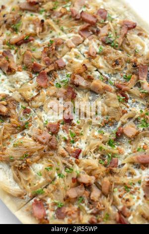 Flammkuchen tarte Flambee rechteckige Pizza mit Speck und Huhn auf weißem Hintergrund Stockfoto