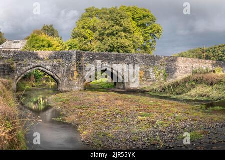 Yeolmbridge, Cornwall - die denkmalgeschützte Yeolm Bridge, die dem Dorf seinen Namen gibt, überspannt den Fluss Ottery. Das „geplante antike Denkmal“ w Stockfoto