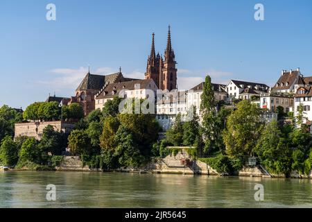 Das Basler Münster und Münsterhügel in Basel, Schweiz, Europa | das Basler Münster und der Domhügel in Basel, Schweiz, Europa Stockfoto