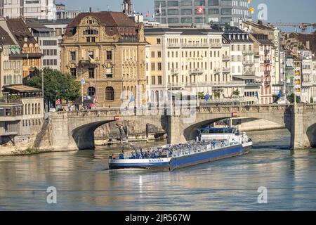 Frachtschiff Kaaiman auf dem Rhein an der Mittleren Brücke in Basel, Schweiz, Europa | Frachtschiff Kaaiman auf dem Rhein an der Mittelbrücke in Stockfoto