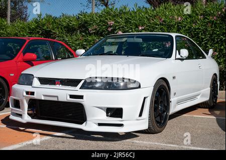 Ein weißer Nissan Skyline GT-R R33 parkte auf der Straße Stockfoto